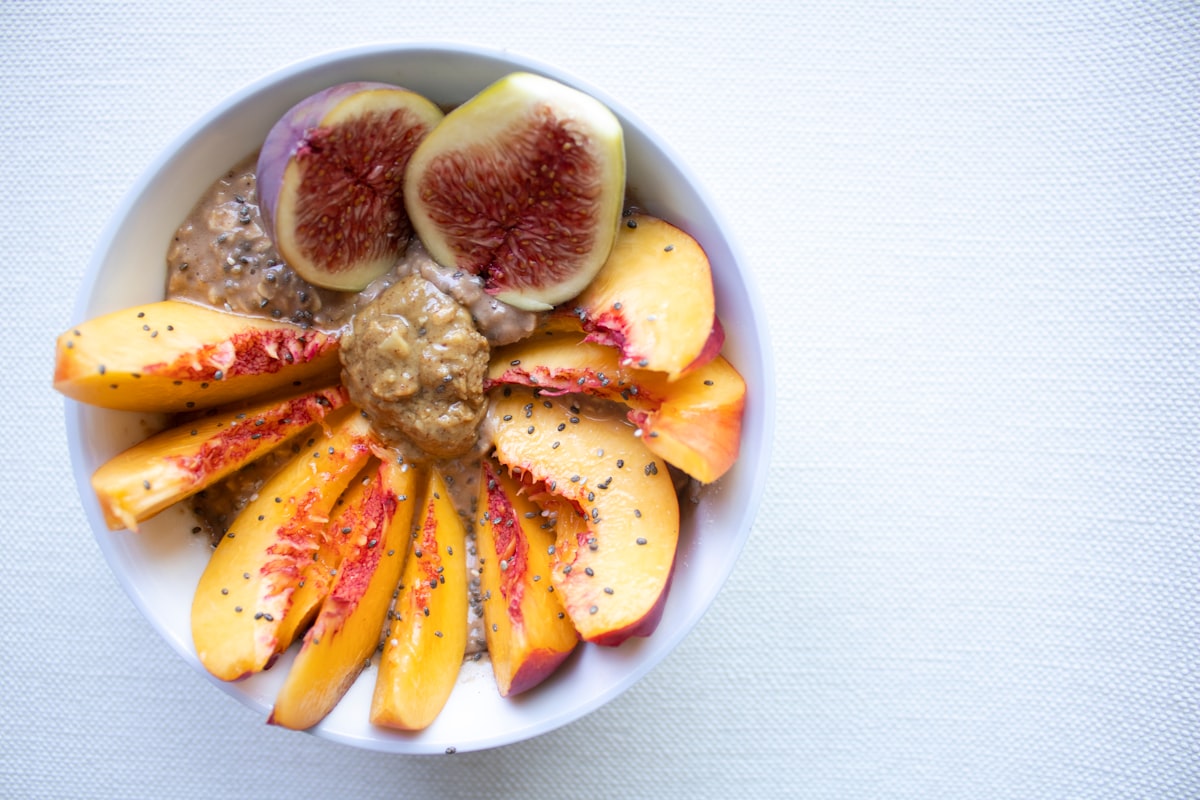 Tazón de granola con frutas frescas y yogur